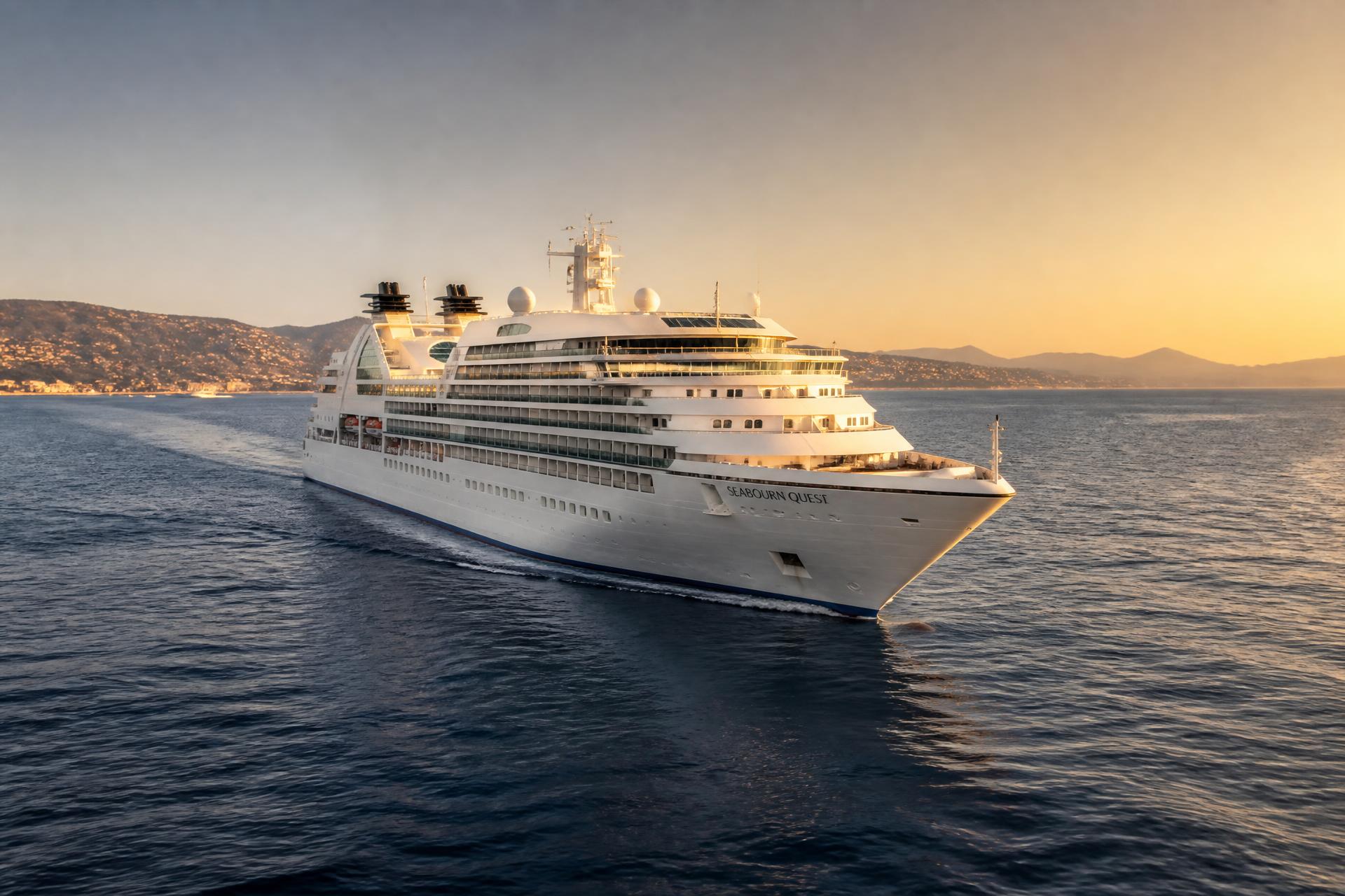 Navire de croisière moderne naviguant au large d’une côte méditerranéenne
